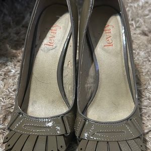 Levity  taupe p&l heels size 8